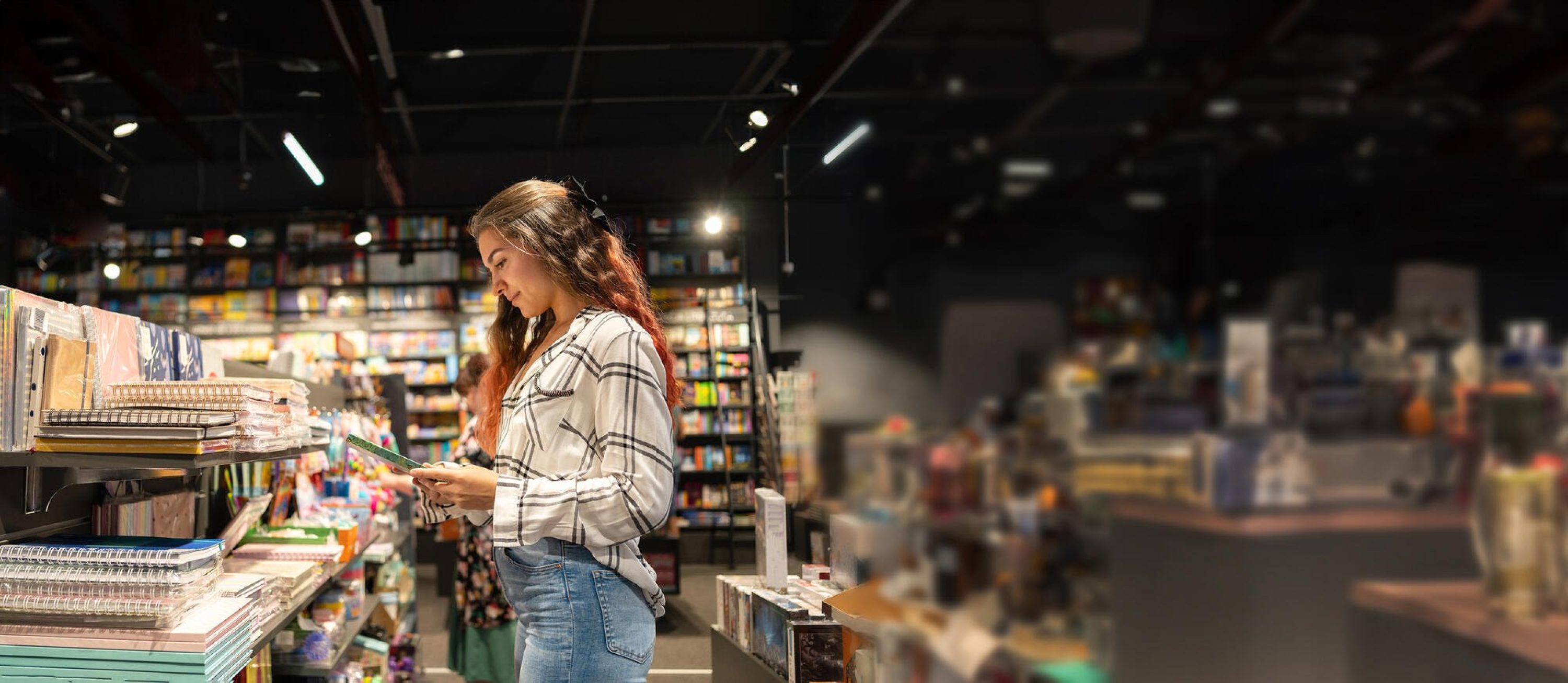 Fau in Buchhandlung auf der Suche nach einem Geschenk.