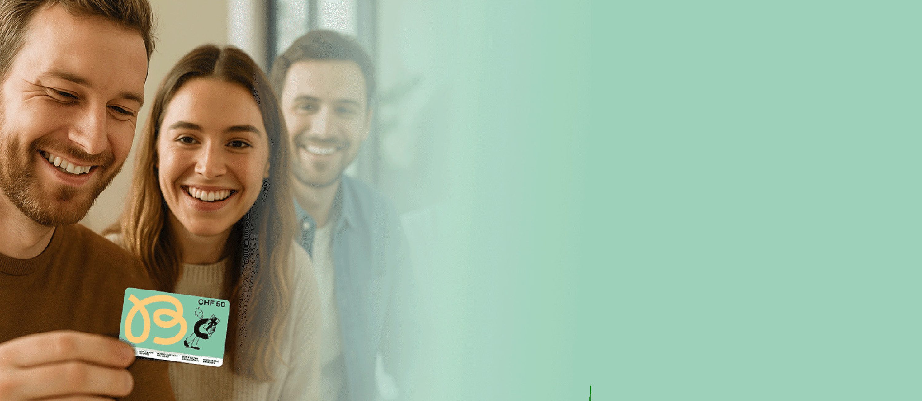 Mitarbeitende halten einen Bücherbon-Gutschein in der Hand und freuen sich über das Geschenk