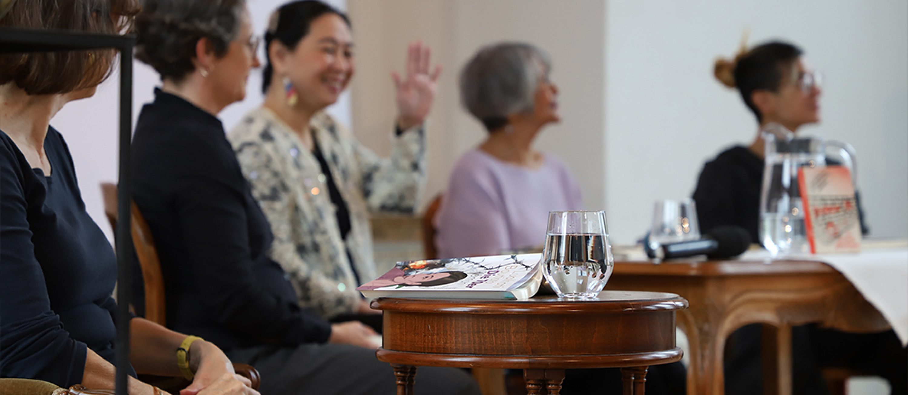 Podiumssituation bei den Zofinger Literaturtagen: Mehrere Frauen sitzen an einem Tisch auf der Bühne und führen ein Gespräch über Literatur vor Publikum.