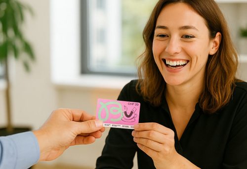 Eine Person überreicht einem Mitarbeitenden einen Gutschein.